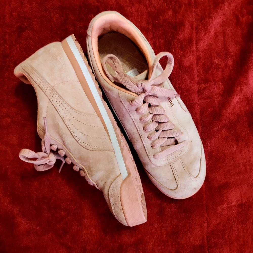 Puma Roma Suede Sneaker Classics. Blush Peach Ballet Pink. Women's 7